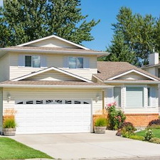 What Is the Safest Way to Clean Oxidation from Vinyl Siding?
