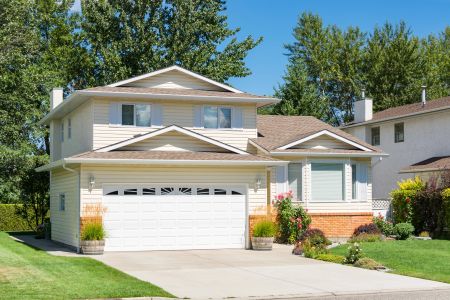 What is the safest way to clean oxidation from vinyl siding